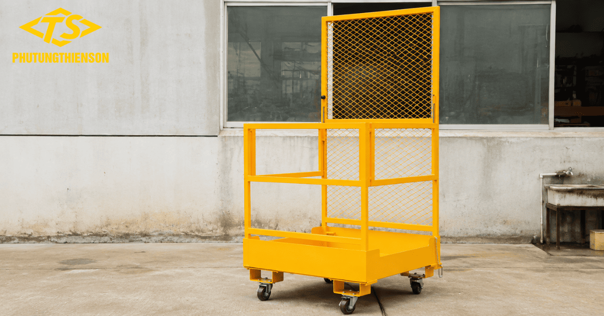 Lồng đứng xe nâng lắp với càng xe như thế nào