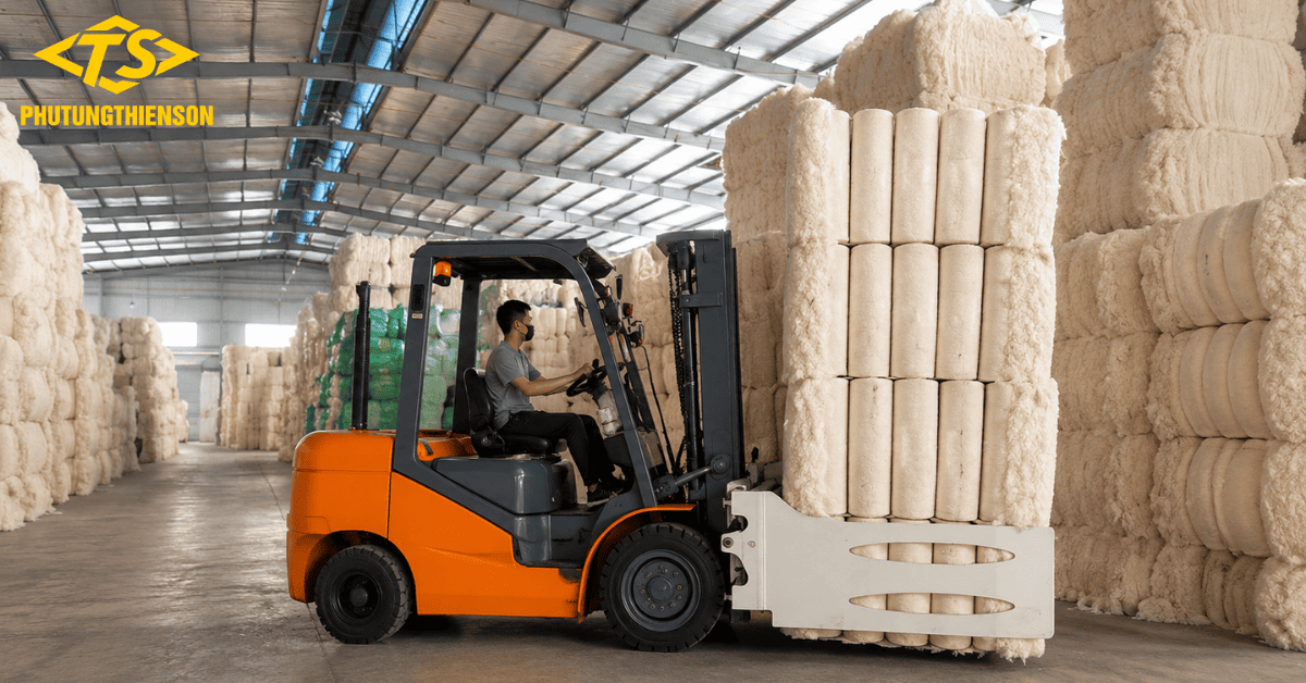 Xe nâng kẹp vuông chọn độ mở tay kẹp theo kiện hàng