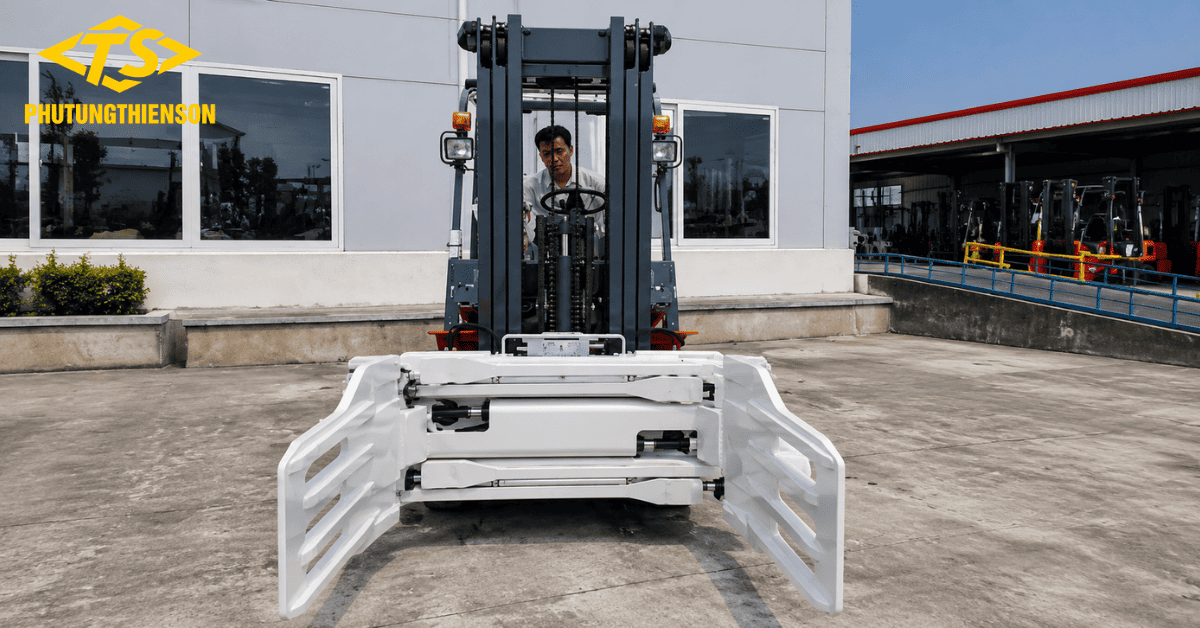 Xe nâng kẹp vuông nâng hàng không cần sử dụng pallet